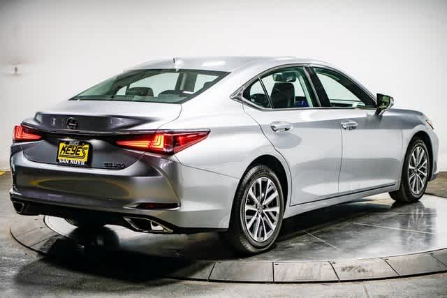 Thumbnail: 2025 Lexus ES - 4