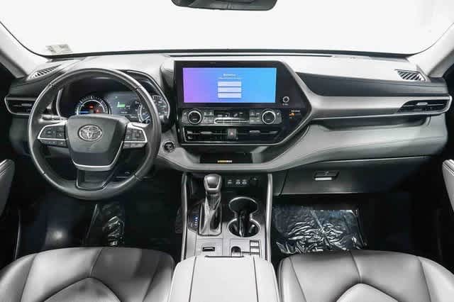 Thumbnail: 2023 Toyota Highlander - 13