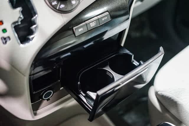 Thumbnail: 2012 Toyota Sienna - 25