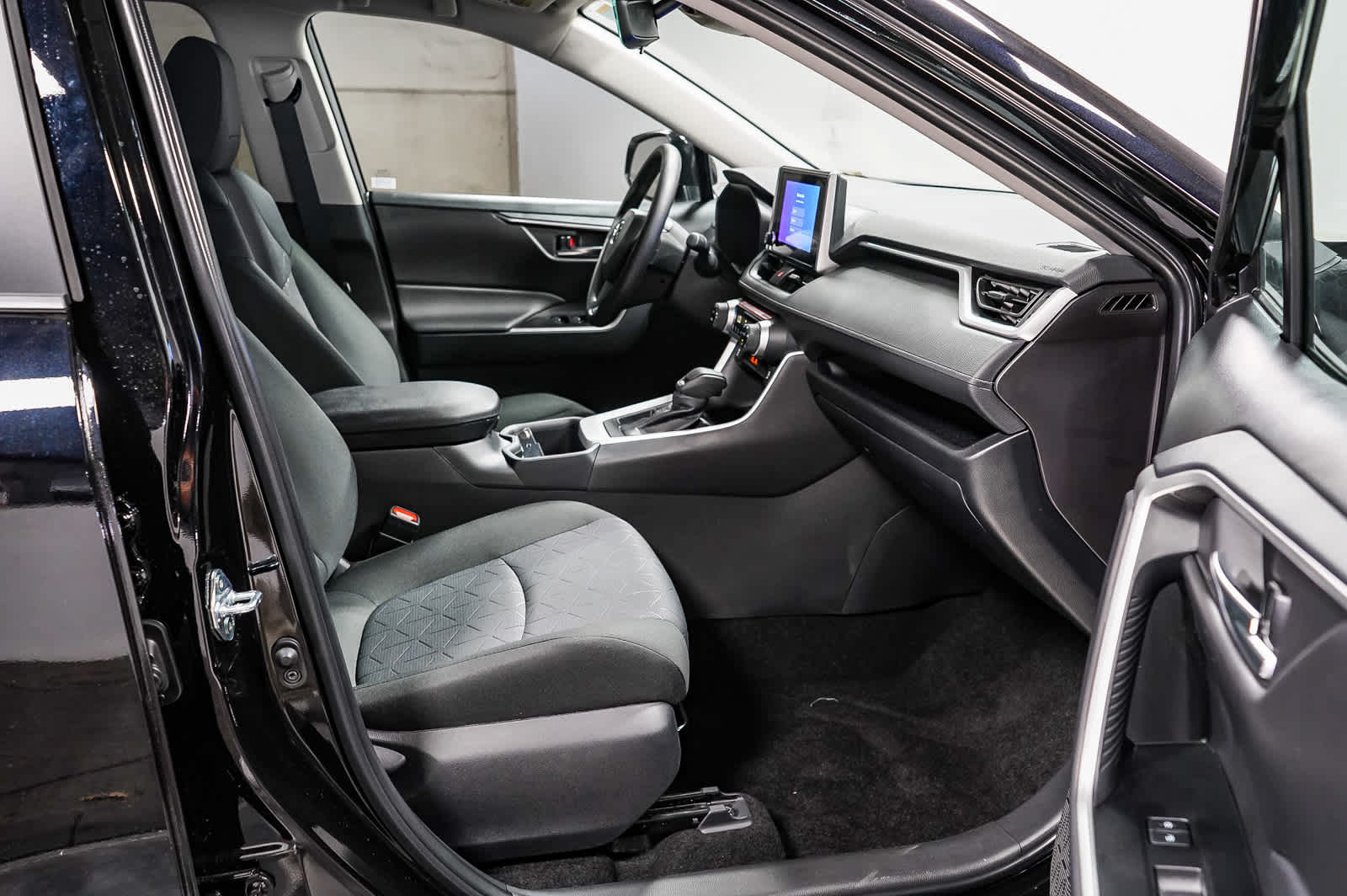 2025 Toyota RAV4 XLE 18