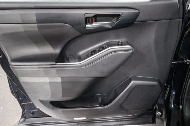 Thumbnail: 2022 Toyota Highlander - 23