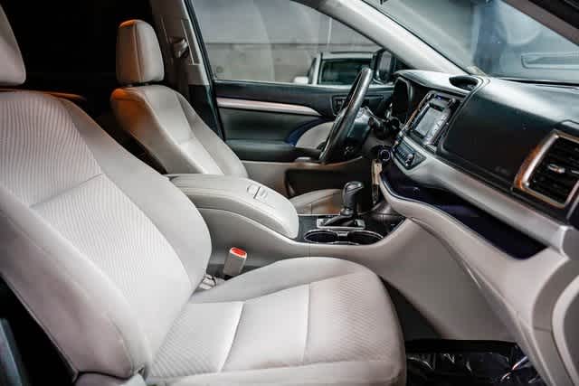 Thumbnail: 2016 Toyota Highlander - 16
