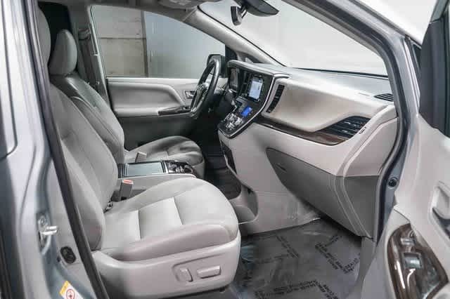 Thumbnail: 2019 Toyota Sienna - 18