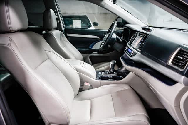 Thumbnail: 2019 Toyota Highlander - 16