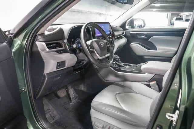 Thumbnail: 2023 Toyota Highlander - 19
