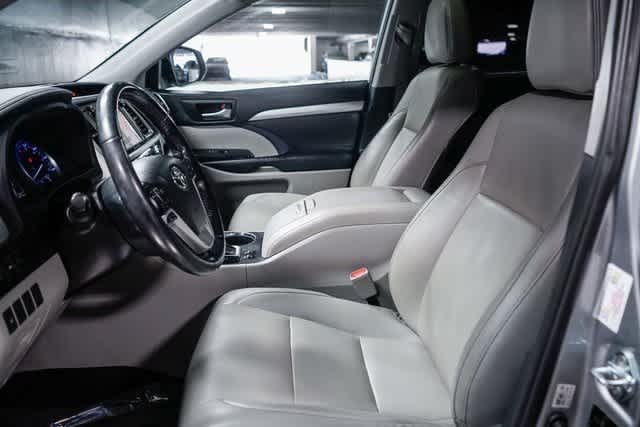 Thumbnail: 2019 Toyota Highlander - 17