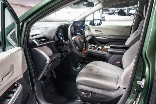 2024 Toyota Sienna LE 17