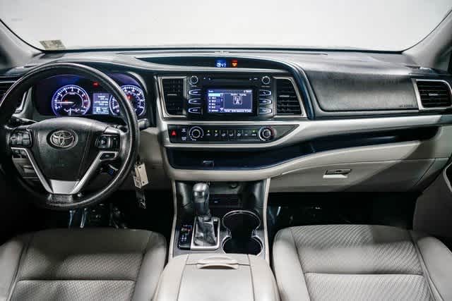Thumbnail: 2016 Toyota Highlander - 12