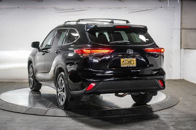 Thumbnail: 2022 Toyota Highlander - 3