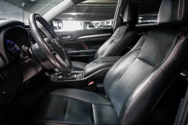 Thumbnail: 2019 Toyota Highlander - 17
