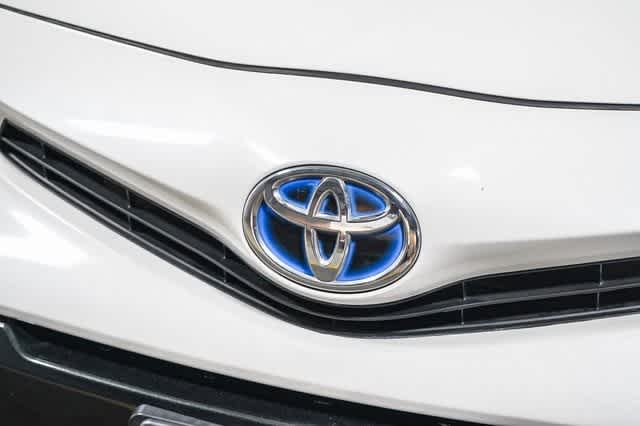 Thumbnail: 2017 Toyota Prius v - 8