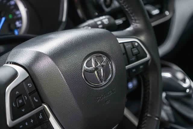 2023 Toyota Highlander XLE 23