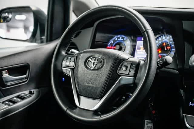 Thumbnail: 2015 Toyota Sienna - 15