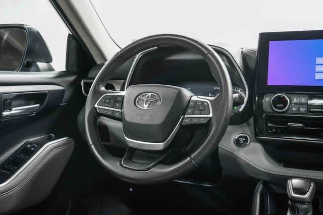 Thumbnail: 2023 Toyota Highlander - 16