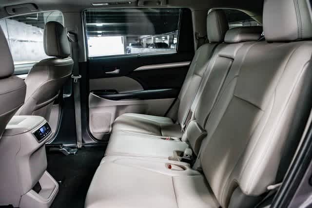 Thumbnail: 2019 Toyota Highlander - 18