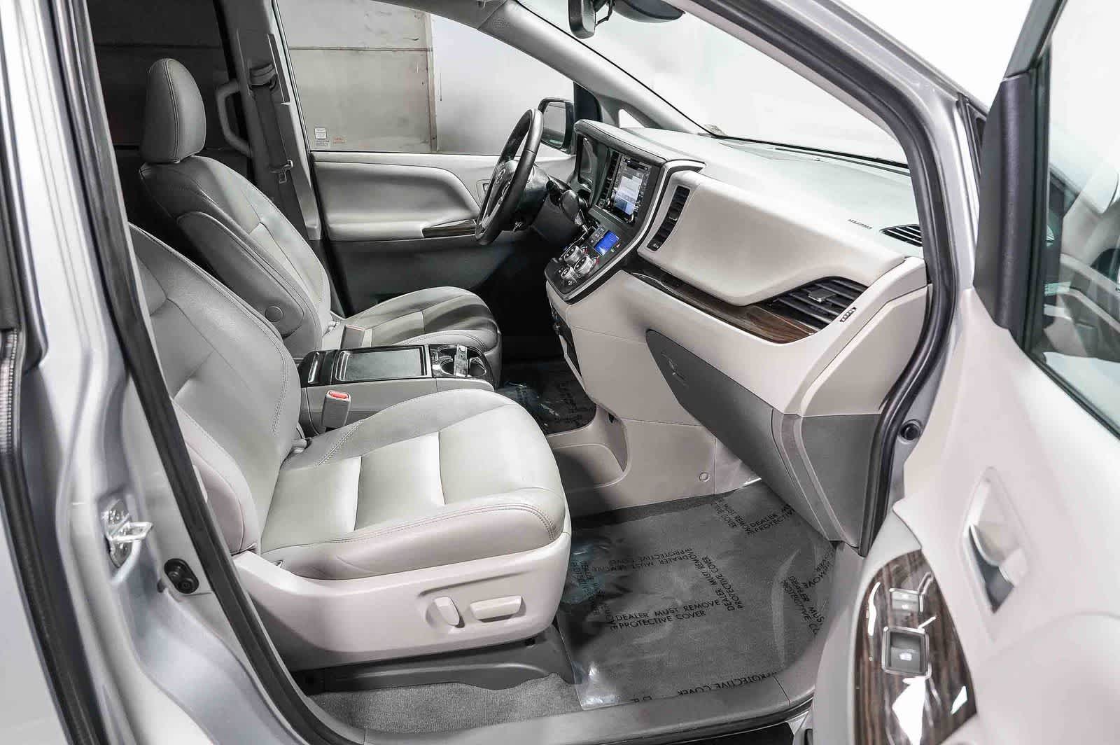 Thumbnail: 2020 Toyota Sienna - 17
