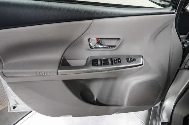 Thumbnail: 2015 Toyota Prius v - 21