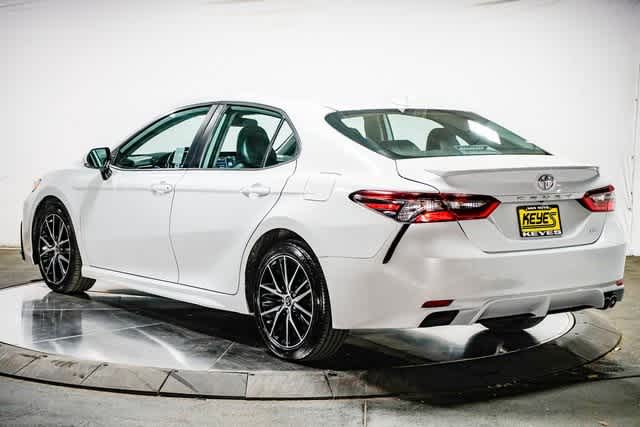 2022 Toyota Camry SE 3