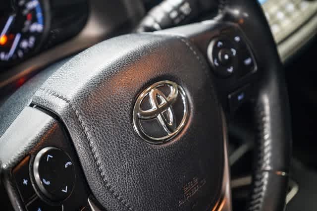 Thumbnail: 2018 Toyota RAV4 - 21