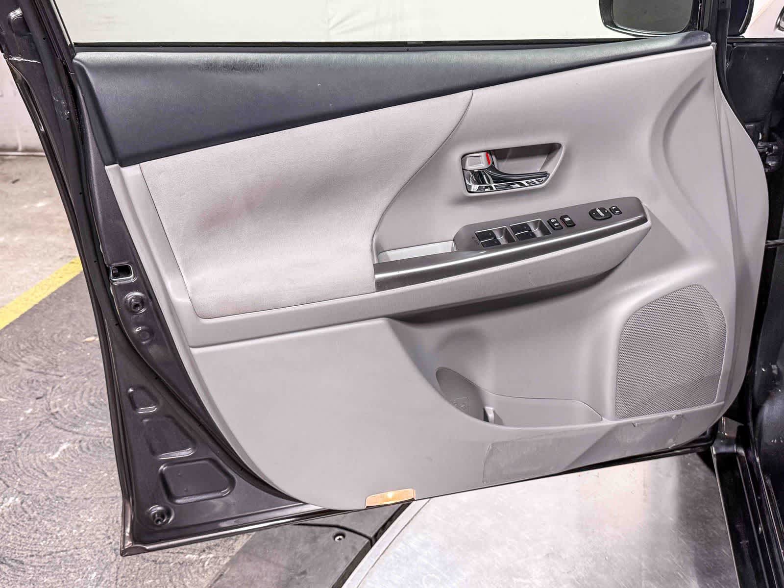 Thumbnail: 2016 Toyota Prius v - 22
