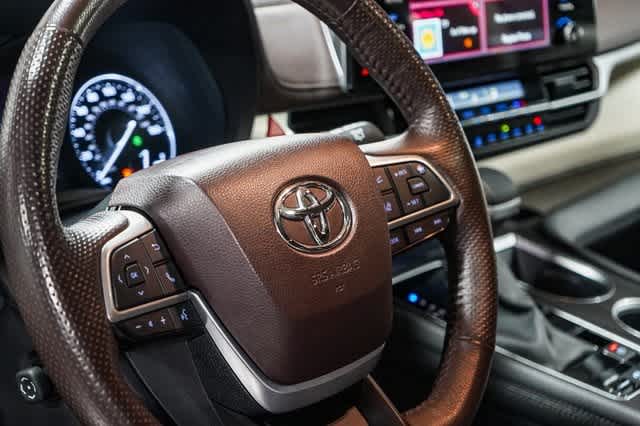 Thumbnail: 2023 Toyota Sienna - 23