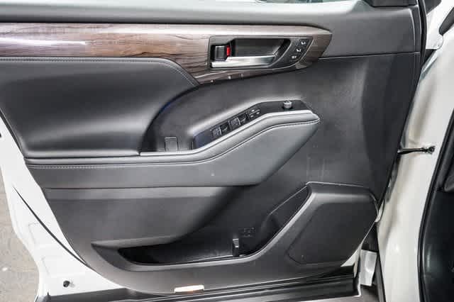 Thumbnail: 2022 Toyota Highlander - 23