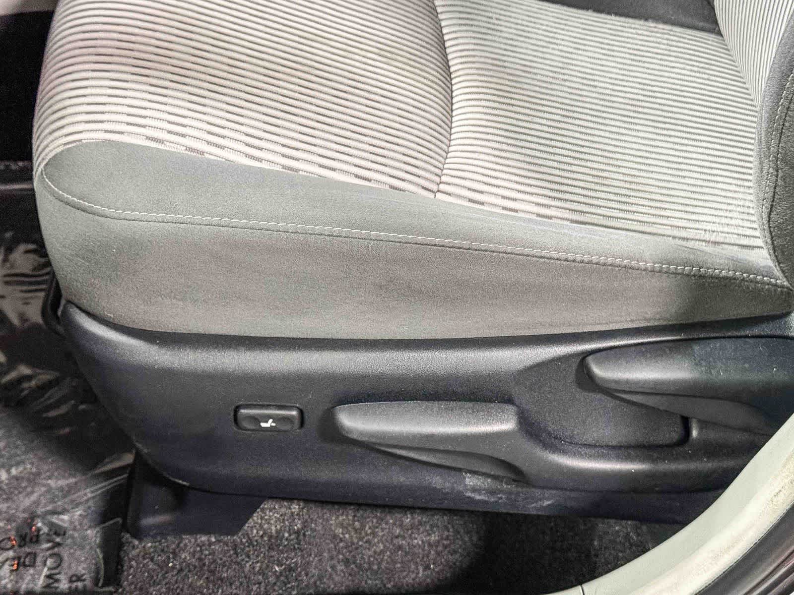 Thumbnail: 2016 Toyota Prius v - 21
