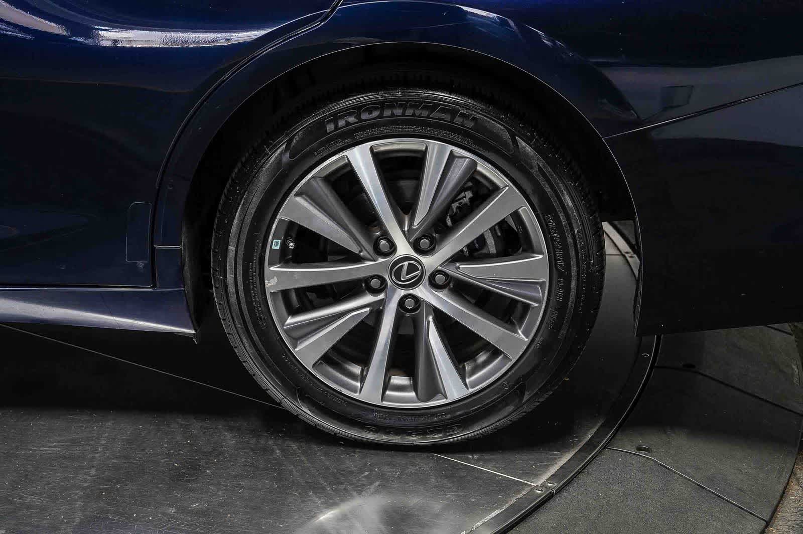 Thumbnail: 2019 Lexus ES - 10