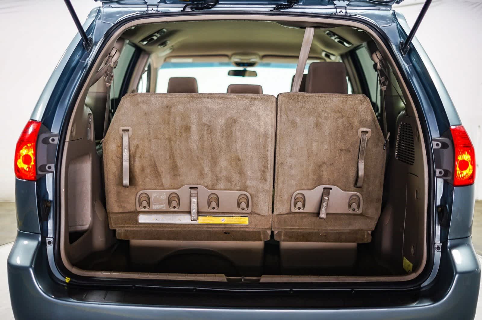 Thumbnail: 2010 Toyota Sienna - 27