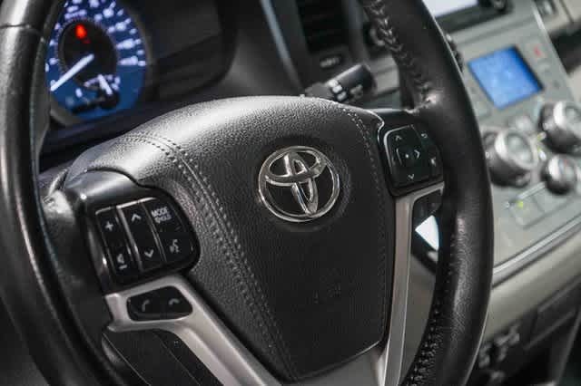 Thumbnail: 2019 Toyota Sienna - 23
