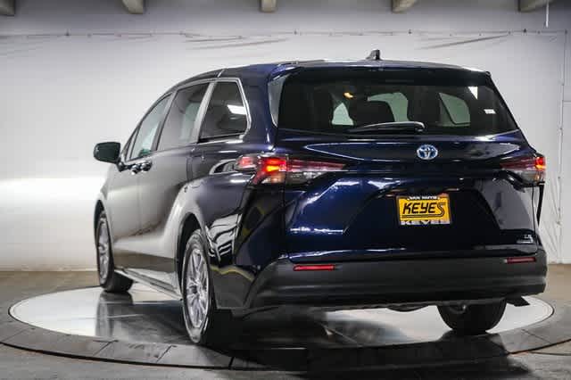 2024 Toyota Sienna LE 3
