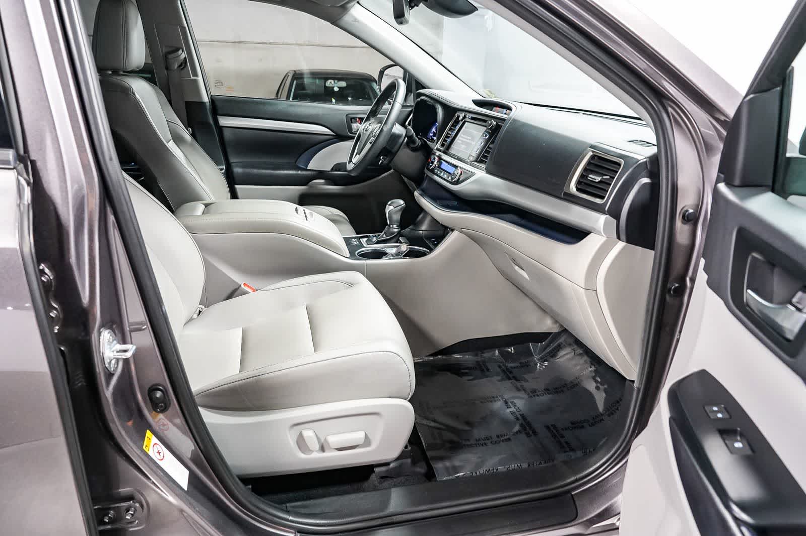 Thumbnail: 2019 Toyota Highlander - 17