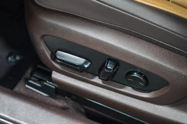 Thumbnail: 2021 Lexus ES - 23