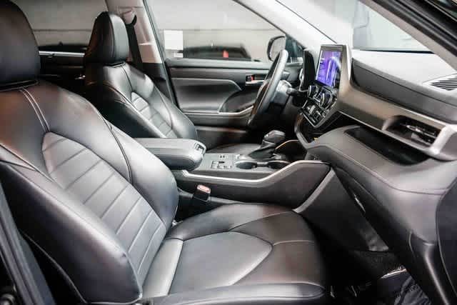 Thumbnail: 2023 Toyota Highlander - 16