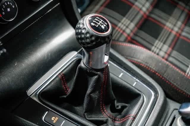 Thumbnail: 2016 Volkswagen Golf - 20