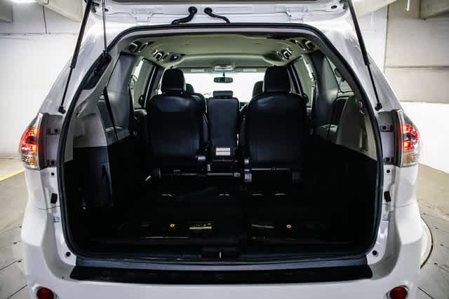 Thumbnail: 2015 Toyota Sienna - 28