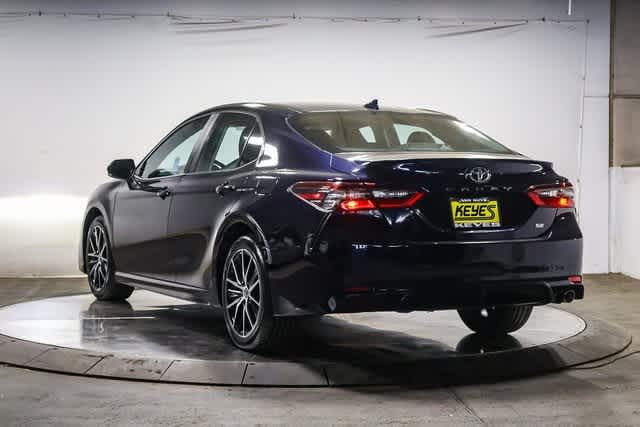 2022 Toyota Camry SE 3