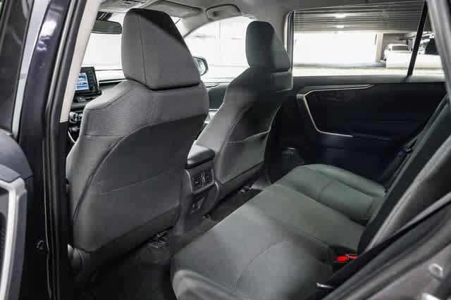 2019 Toyota RAV4 LE 19