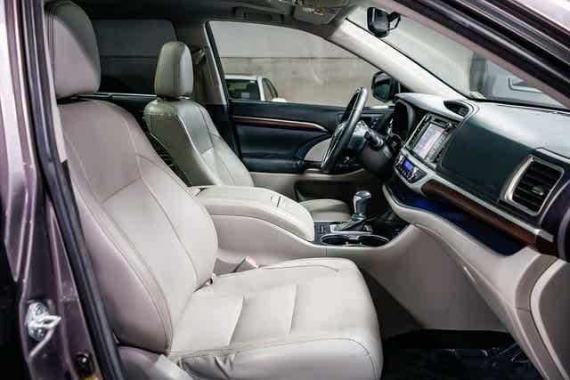 2015 Toyota Highlander Limited Platinum 16