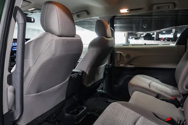 2024 Toyota Sienna LE 18