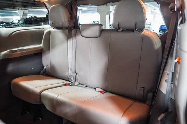 2019 Toyota Sienna XLE 21