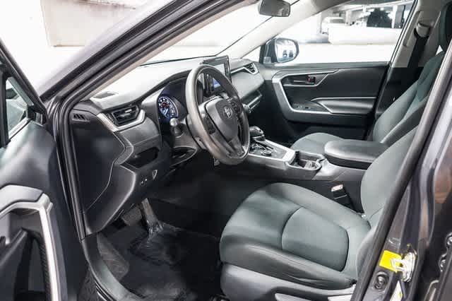 2019 Toyota RAV4 LE 18