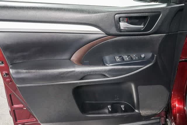 Thumbnail: 2018 Toyota Highlander - 23