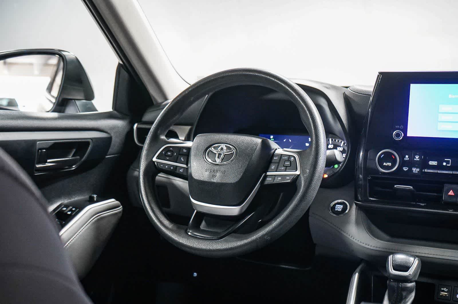 Thumbnail: 2023 Toyota Highlander - 14