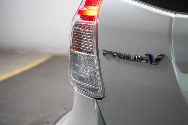 Thumbnail: 2017 Toyota Prius v - 11