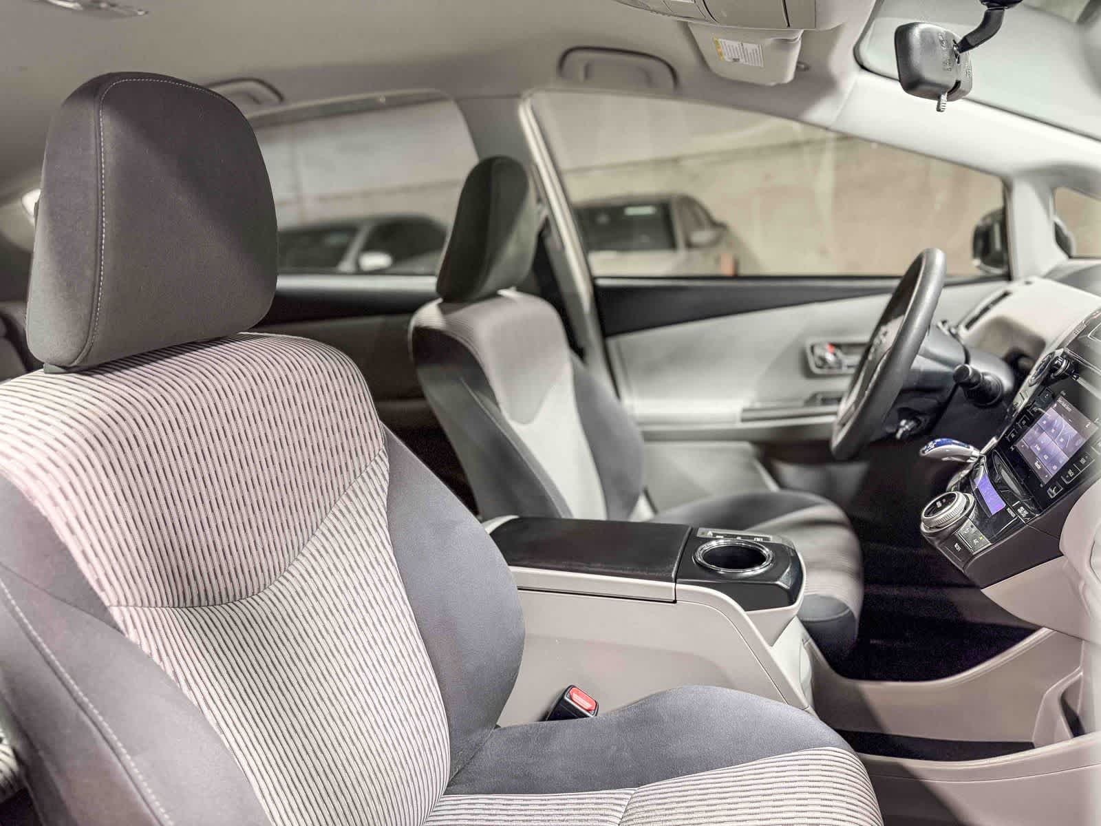 Thumbnail: 2016 Toyota Prius v - 17