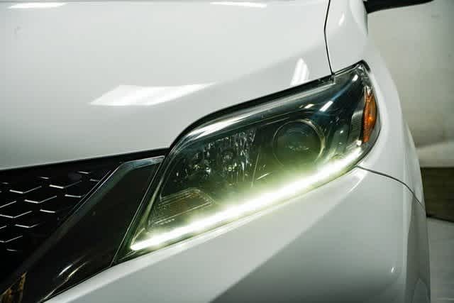 Thumbnail: 2015 Toyota Sienna - 8