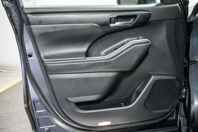 Thumbnail: 2022 Toyota Highlander - 21