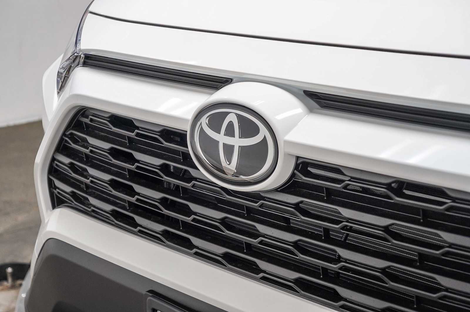 Thumbnail: 2025 Toyota RAV4 - 8