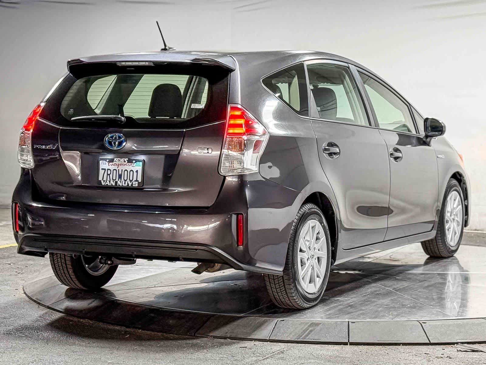 Thumbnail: 2016 Toyota Prius v - 10